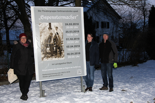 Theatergruppe Gottmannshofen beim Plakataufstellen